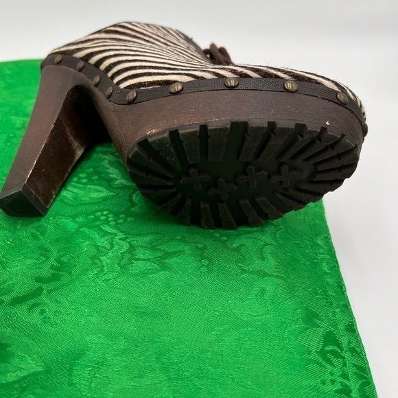 Brown and white stripes with front lace up with heels - Picture 11 of 11